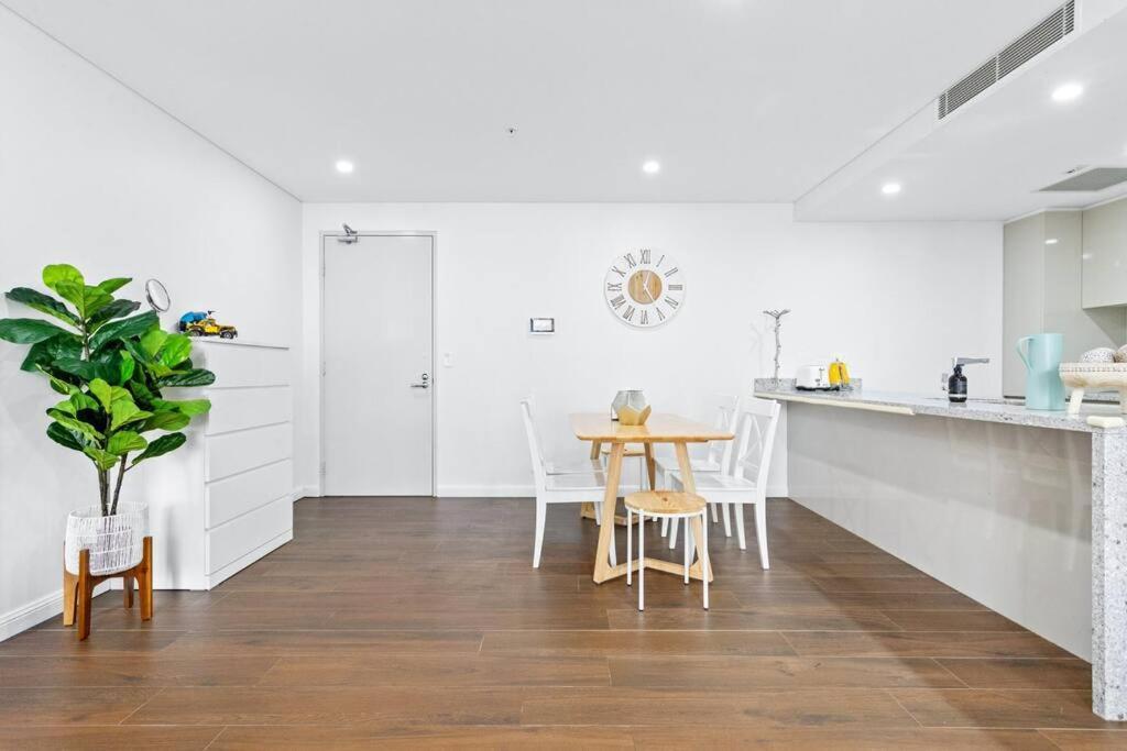Four Bedroom Apartment With Facilities In Olympic Park 悉尼 外观 照片